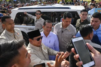 Presiden Prabowo Subianto (kedua kiri) bersama Gubernur NTB Lalu Muhamad Iqbal (tengah) menyapa warga usai meresmikan Bendungan Meninting di Desa Bukit Tinggi, Kecamatan Gunungsari, Lombok Barat, NTB, Jumat (10/7/2026).