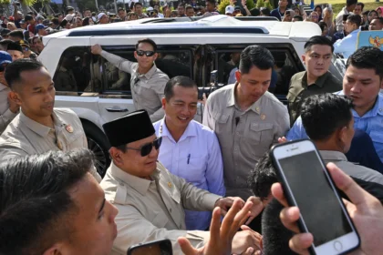 Presiden Prabowo Subianto (kedua kiri) bersama Gubernur NTB Lalu Muhamad Iqbal (tengah) menyapa warga usai meresmikan Bendungan Meninting di Desa Bukit Tinggi, Kecamatan Gunungsari, Lombok Barat, NTB, Jumat (10/7/2026).
