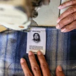 Penjahit menjahit label atau merek profil dirinya ke pakaian jahitannya di rumah produksi Kubik Society, Sangkrah, Pasar Kliwon, Solo, Jawa Tengah. (Sumber: Antara Foto/Mohammad Ayudha/wsj)