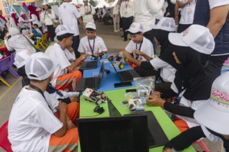 Sejumlah anak merakit purwarupa robot berjalan pada acara peringatan Hari Anak Nasional (HAN) 2026 di kawasan Tugu Sirih, Tanjungpinang, Kepulauan Riau