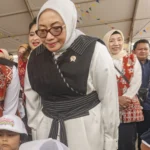 Menteri PPPA Arifah Fauzi (kanan) melihat anak-anak bermain saat meninjau stan edukasi pada puncak peringatan Hari Anak Nasional (HAN) 2026 di kawasan Tugu Sirih, Tanjungpinang, Kepulauan Riau, Kamis (23/7/2026). Peringatan HAN 2026 yang mengusung gerakan "Main Raya Anak Nusantara" tersebut berfokus pada pemenuhan hak bermain, ruang aman, serta perlindungan menyeluruh bagi anak-anak di seluruh Indonesia. (ANTARA FOTO/Teguh Prihatna)
