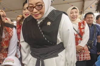 Menteri PPPA Arifah Fauzi (kanan) melihat anak-anak bermain saat meninjau stan edukasi pada puncak peringatan Hari Anak Nasional (HAN) 2026 di kawasan Tugu Sirih, Tanjungpinang, Kepulauan Riau, Kamis (23/7/2026). Peringatan HAN 2026 yang mengusung gerakan "Main Raya Anak Nusantara" tersebut berfokus pada pemenuhan hak bermain, ruang aman, serta perlindungan menyeluruh bagi anak-anak di seluruh Indonesia. (ANTARA FOTO/Teguh Prihatna)