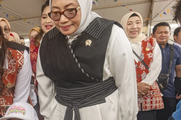 Menteri PPPA Arifah Fauzi (kanan) melihat anak-anak bermain saat meninjau stan edukasi pada puncak peringatan Hari Anak Nasional (HAN) 2026 di kawasan Tugu Sirih, Tanjungpinang, Kepulauan Riau, Kamis (23/7/2026). Peringatan HAN 2026 yang mengusung gerakan "Main Raya Anak Nusantara" tersebut berfokus pada pemenuhan hak bermain, ruang aman, serta perlindungan menyeluruh bagi anak-anak di seluruh Indonesia. (ANTARA FOTO/Teguh Prihatna)