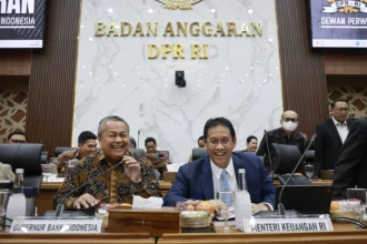 Menteri Keuangan Purbaya Yudhi Sadewa (kanan) bersama Gubernur Bank Indonesia Perry Warjiyo (kiri) bersiap mengikuti rapat kerja dengan Badan Anggaran (Banggar) DPR di Kompleks Parlemen, Senayan, Jakarta, Selasa (7/7/2026).