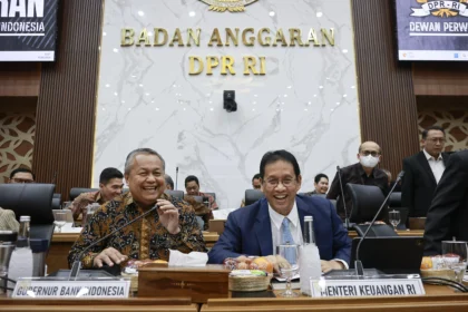 Menteri Keuangan Purbaya Yudhi Sadewa (kanan) bersama Gubernur Bank Indonesia Perry Warjiyo (kiri) bersiap mengikuti rapat kerja dengan Badan Anggaran (Banggar) DPR di Kompleks Parlemen, Senayan, Jakarta, Selasa (7/7/2026).