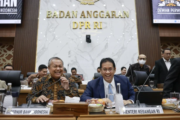 Menteri Keuangan Purbaya Yudhi Sadewa (kanan) bersama Gubernur Bank Indonesia Perry Warjiyo (kiri) bersiap mengikuti rapat kerja dengan Badan Anggaran (Banggar) DPR di Kompleks Parlemen, Senayan, Jakarta, Selasa (7/7/2026).