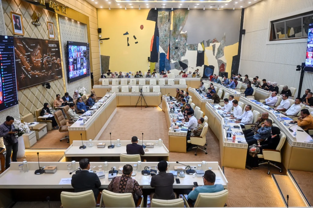 Suasana rapat kerja Komisi II DPR dengan Kementerian Dalam Negeri di Kompleks Parlemen, Senayan, Jakarta, Kamis (30/7/2026).