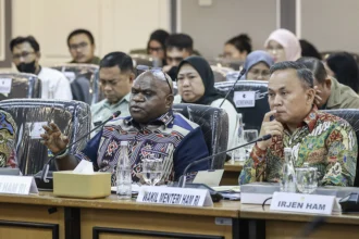 Menteri Hak Asasi Manusia (HAM) Natalius Pigai (kiri) bersama Wakil Menteri HAM Mugiyanto (kanan) menyampaikan paparan pada rapat kerja dengan Komisi XIII DPR di Kompleks Parlemen, Senayan, Jakarta, Rabu (10/6/2026). Rapat tersebut membahas Rencana Kerja dan Anggaran (RKA) serta Rencana Kerja Pemerintah (RKP) Kementerian HAM tahun 2027. (ANTARA FOTO/Dhemas Reviyanto)