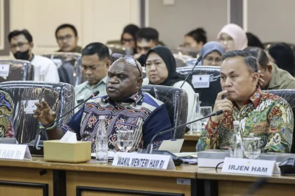Menteri Hak Asasi Manusia (HAM) Natalius Pigai (kiri) bersama Wakil Menteri HAM Mugiyanto (kanan) menyampaikan paparan pada rapat kerja dengan Komisi XIII DPR di Kompleks Parlemen, Senayan, Jakarta, Rabu (10/6/2026). Rapat tersebut membahas Rencana Kerja dan Anggaran (RKA) serta Rencana Kerja Pemerintah (RKP) Kementerian HAM tahun 2027. (ANTARA FOTO/Dhemas Reviyanto)