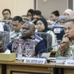Menteri Hak Asasi Manusia (HAM) Natalius Pigai (kiri) bersama Wakil Menteri HAM Mugiyanto (kanan) menyampaikan paparan pada rapat kerja dengan Komisi XIII DPR di Kompleks Parlemen, Senayan, Jakarta, Rabu (10/6/2026).
