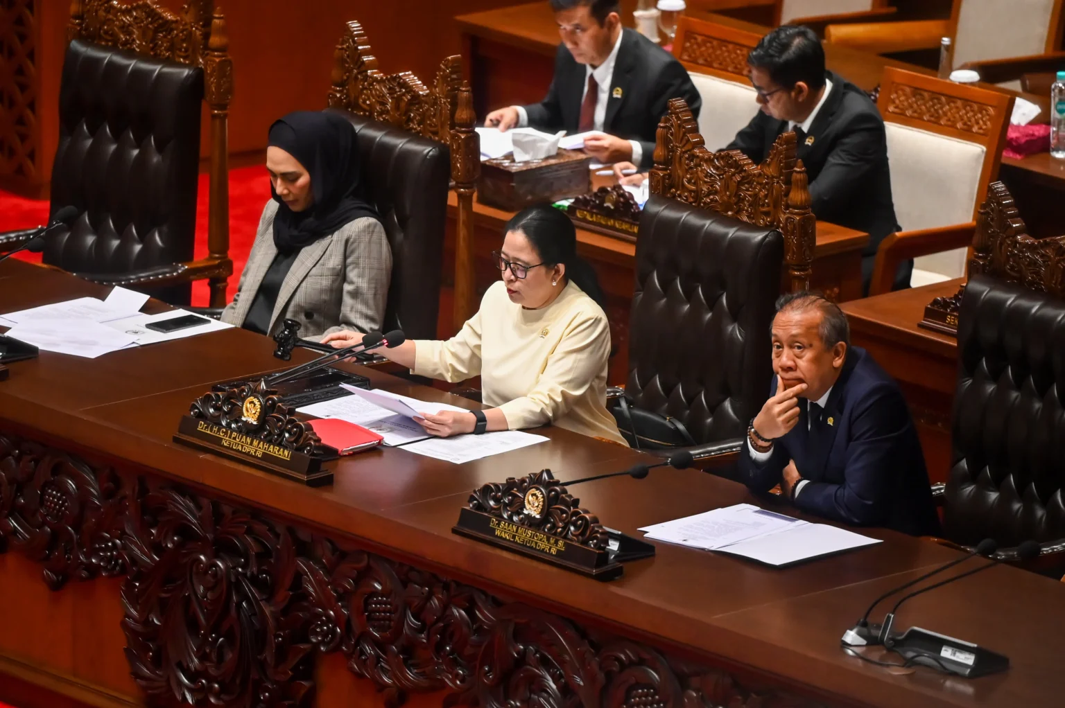 Ketua DPR Puan Maharani (tengah) didampingi Wakil Ketua DPR Sari Yuliati (kiri) dan Saan Mustopa (kanan) membuka Rapat Paripurna Ke-21 DPR Masa Persidangan V Tahun Sidang 2025-2026 di Kompleks Parlemen, Senayan, Jakarta, Selasa (30/6/2026).