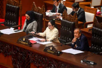 Ketua DPR Puan Maharani (tengah) didampingi Wakil Ketua DPR Sari Yuliati (kiri) dan Saan Mustopa (kanan) membuka Rapat Paripurna Ke-21 DPR Masa Persidangan V Tahun Sidang 2025-2026 di Kompleks Parlemen, Senayan, Jakarta, Selasa (30/6/2026).