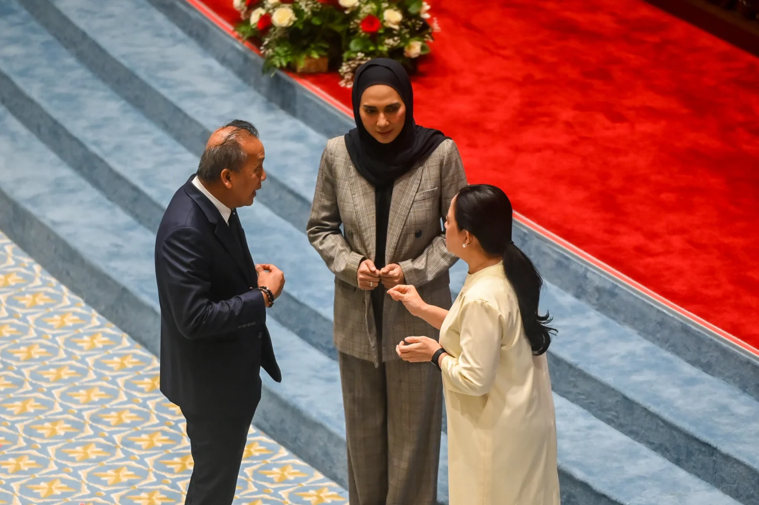 Ketua DPR Puan Maharani (kanan) berbincang dengan Wakil Ketua DPR Sari Yuliati (tengah) dan Saan Mustopa (kiri) saat Rapat Paripurna Ke-21 DPR Masa Persidangan V Tahun Sidang 2025-2026 di Kompleks Parlemen, Senayan, Jakarta, Selasa (30/6/2026).