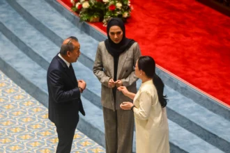Ketua DPR Puan Maharani (kanan) berbincang dengan Wakil Ketua DPR Sari Yuliati (tengah) dan Saan Mustopa (kiri) saat Rapat Paripurna Ke-21 DPR Masa Persidangan V Tahun Sidang 2025-2026 di Kompleks Parlemen, Senayan, Jakarta, Selasa (30/6/2026).