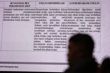 Siluet anggota Komisi III DPR Abdullah saat mengikuti Rapat Dengar Pendapat Umum (RDPU) dengan Perkumpulan Advokat Indonesia-Suara Advokat Indonesia (Peradi SAI) di Kompleks Parlemen, Senayan, Jakarta, Senin (13/7/2026).