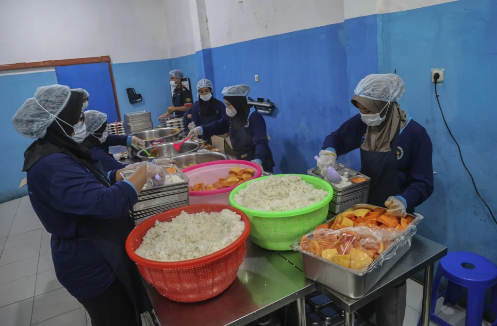 Petugas menyiapkan menu Makan Bergizi Gratis (MBG) di dapur Satuan Pelayanan Pemenuhan Gizi (SPPG) Tubo, Ternate, Maluku Utara, Senin (8/6/2026).
