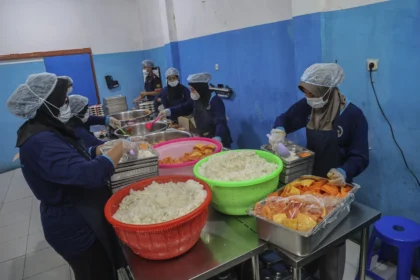 Petugas menyiapkan menu Makan Bergizi Gratis (MBG) di dapur Satuan Pelayanan Pemenuhan Gizi (SPPG) Tubo, Ternate, Maluku Utara, Senin (8/6/2026).