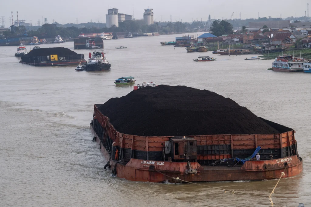 Kapal tongkang pengangkut batu bara melintas di Sungai Musi, Palembang, Sumatera Selatan, Selasa (21/7/2026). (Sumber: Antara Foto/Nova Wahyudi/sgd)