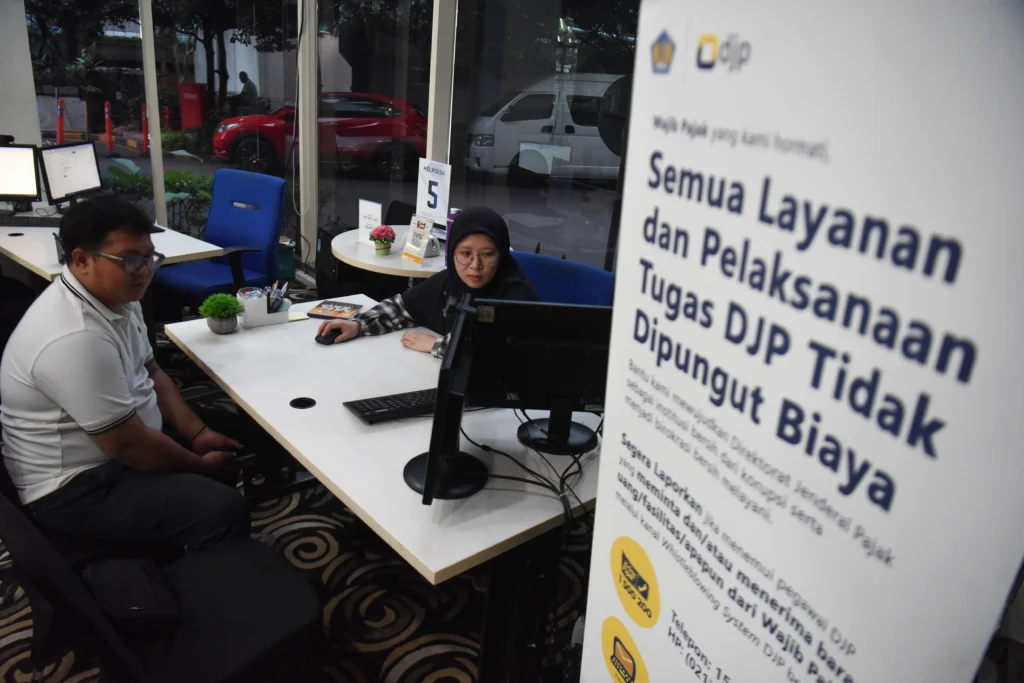 Petugas melayani wajib pajak untuk pengurusan layanan pajak saat Hari Pajak Nasional di Kantor Wilayah DJP Wajib Pajak Besar, Jakarta, Selasa (14/7/2026).
