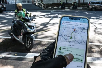 Warga memesan layanan ojek daring di kawasan Taman Indonesia Kaya, Semarang, Jawa Tengah, Senin (29/6/2026).