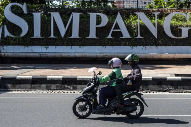 Pengendara ojek daring mengangkut penumpang di kawasan Simpang Lima, Semarang, Jawa Tengah, Senin (29/6/2026).
