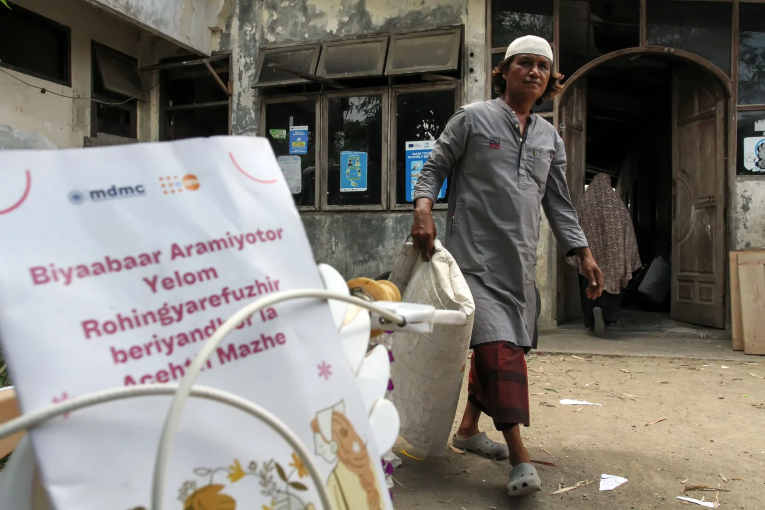 Pengungsi etnis Rohingya berjalan menuju bus sebelum di relokasi ke shelter baru hunian pengungsi di Desa Masjid Punteuet, Kecamatan Blang Mangat, Lhokseumawe, Aceh, Kamis (25/06/2026). (Sumber: Antara Foto/Rahmad/agr)
