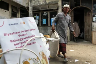 Pengungsi etnis Rohingya berjalan menuju bus sebelum di relokasi ke shelter baru hunian pengungsi di Desa Masjid Punteuet, Kecamatan Blang Mangat, Lhokseumawe, Aceh, Kamis (25/06/2026). (Sumber: Antara Foto/Rahmad/agr)