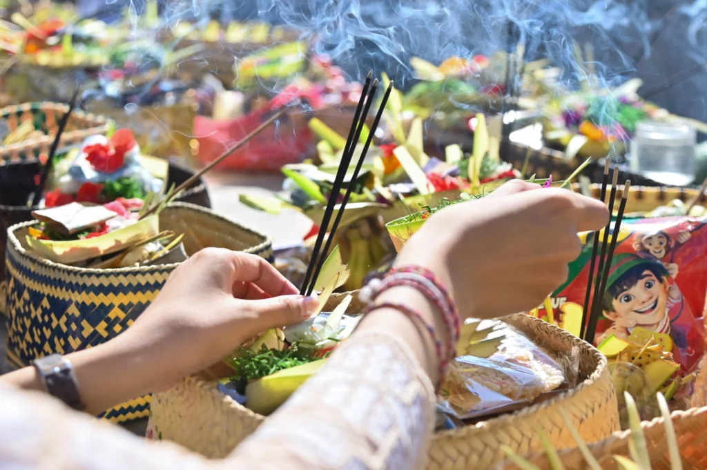Umat Hindu melakukan persembahyangan di tiap-tiap pura di Bali untuk merayakan Hari Raya Galungan yang merupakan hari kemenangan kebenaran (Dharma) atas kejahatan (Adharma). (Sumber: Antara Foto/Fikri Yusuf/wsj)