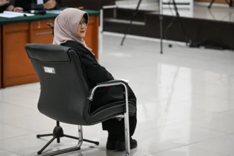Terdakwa kasus dugaan fitnah dan pencemaran nama baik terkait keaslian ijazah Presiden ke-7 RI Joko Widodo, Tifauzia Tyassuma atau Dokter Tifa menjalani sidang perdananya di Pengadilan Negeri Jakarta Timur, Jakarta, Kamis (2/7/2026).