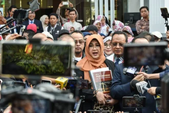 Terdakwa kasus dugaan fitnah dan pencemaran nama baik terkait keaslian ijazah Presiden ke-7 RI Joko Widodo, Tifauzia Tyassuma atau Dokter Tifa (tengah), memberikan keterangan kepada wartawan usai menjalani sidang lanjutan di Pengadilan Negeri Jakarta Timur, Jakarta, Kamis (9/7/2026).