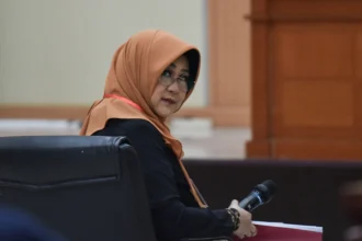 Terdakwa kasus dugaan fitnah dan pencemaran nama baik terkait keaslian ijazah Presiden ke-7 RI Joko Widodo, Tifauzia Tyassuma atau Dokter Tifa, menjalani sidang lanjutan di Pengadilan Negeri Jakarta Timur, Jakarta, Kamis (9/7/2026).