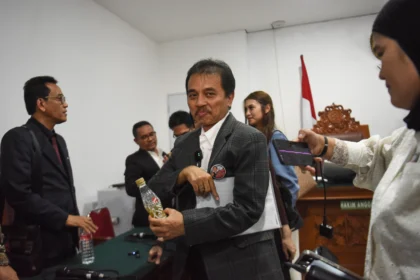Tersangka kasus dugaan fitnah dan pencemaran nama baik terkait keaslian ijazah Presiden ke-7 RI Joko Widodo, Roy Suryo (tengah) berjalan keluar usai mengikuti sidang pembacaan putusan permohonan praperadilan terkait penetapan tersangka dirinya di Pengadilan Negeri Jakarta Selatan, Jakarta, Senin (20/7/2026).