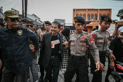 Roy Suryo (ketiga kanan) selaku pihak pemohon berjalan usai sidang putusan praperadilan atas penangkapannya dalam kasus dugaan fitnah dan pencemaran nama baik terkait keaslian ijazah Presiden ke-7 RI Joko Widodo di Pengadilan Negeri Jakarta Selatan, Jakarta, Selasa (7/7/2026).