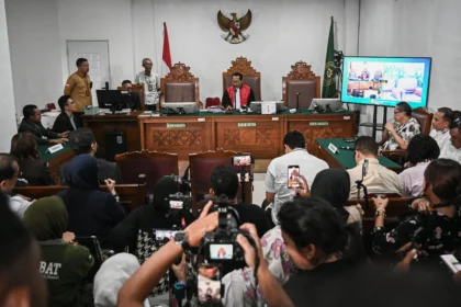 Hakim tunggal I Ketut Darpawan memimpin sidang putusan praperadilan atas penangkapan tersangka kasus dugaan fitnah dan pencemaran nama baik terkait keaslian ijazah Presiden ke-7 RI Joko Widodo, Roy Suryo di Pengadilan Negeri Jakarta Selatan, Jakarta, Selasa (7/7/2026).