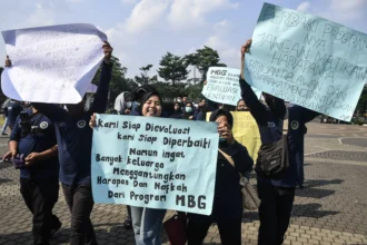 Sejumlah relawan dapur Satuan Pelayanan Pemenuhan Gizi (SPPG) mengikuti silaturahmi akbar dan doa bersama relawan Makan Bergizi Gratis (MBG) se-Kabupaten Ciamis dan di Alun-alun Ciamis, Jawa Barat, Jumat (26/6/2026).