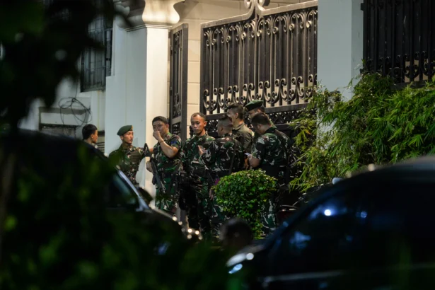 Suasana di depan kediaman Jaksa Agung Tindak Pidana Khusus Kejaksaan Agung, Febrie Adriansyah, di Kebayoran Baru, Jakarta, Rabu (8/7/2026).