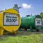 Petugas memeriksa tangki penyimpanan bahan bakar biodiesel 50 persen (B50) di Stasiun Blending dan Pengisian Bahan Bakar Uji Jalan B50, Lembang, Kabupaten Bandung Barat, Jawa Barat, Minggu (7/6/2026).