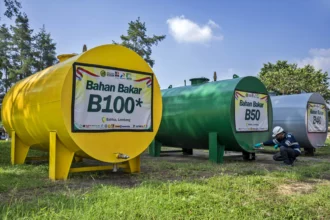Petugas memeriksa tangki penyimpanan bahan bakar biodiesel 50 persen (B50) di Stasiun Blending dan Pengisian Bahan Bakar Uji Jalan B50, Lembang, Kabupaten Bandung Barat, Jawa Barat, Minggu (7/6/2026).