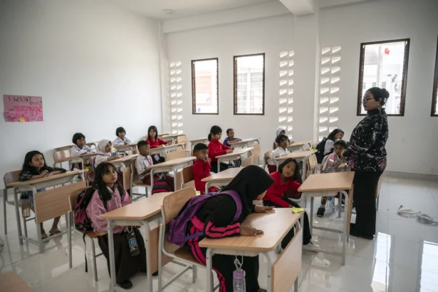 Sejumlah siswa mengikuti kegiatan belajar mengajar di Sekolah Rakyat Terintegrasi 1 Kota Semarang, Jawa Tengah, Selasa (21/7/2026).