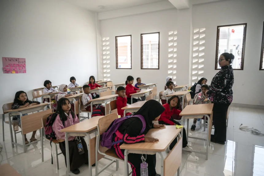 Sejumlah siswa mengikuti kegiatan belajar mengajar di Sekolah Rakyat Terintegrasi 1 Kota Semarang, Jawa Tengah, Selasa (21/7/2026).