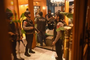 Tim gabungan Polri berada di dekat barang bukti usai menggeledah salah satu kafe di kawasan Cipete, Jakarta, Rabu (8/7/2026).