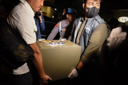 Tim gabungan Polri membawa barang bukti brankas usai menggeledah salah satu kafe di kawasan Cipete, Jakarta, Rabu (8/7/2026).