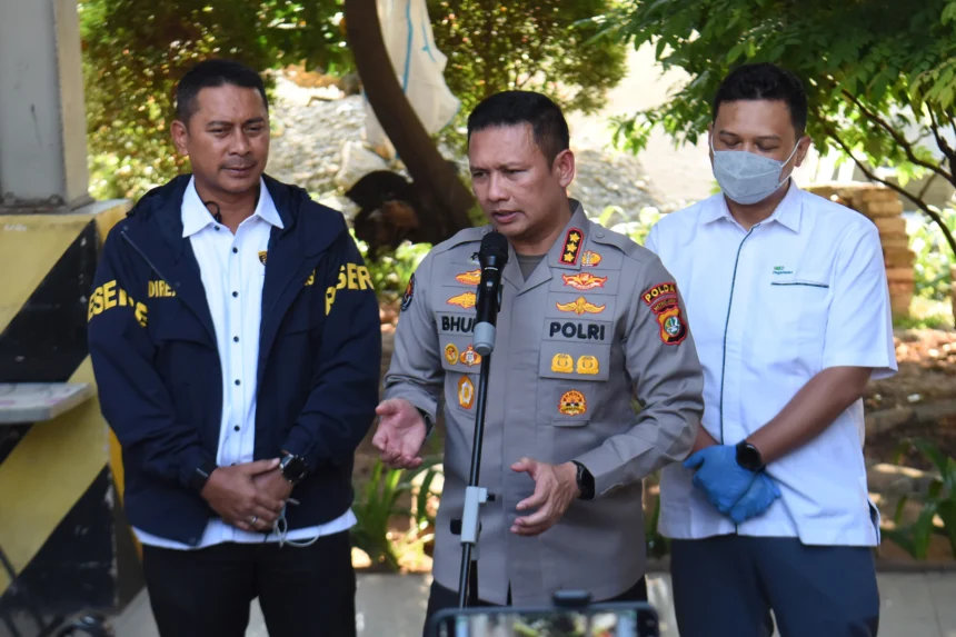 Kabid Humas Polda Metro Jaya Kombes Pol Budi Hermanto (tengah) didampingi Dirreskrimsus Polda Metro Jaya Kombes Pol Victor Dean Mackbon (kiri), dan Kepala Departemen Operasional G-Lab PT Pegadaian Rubika Giovani Malewa (kanan) memberikan keterangan pers saat pengujian kadar atau keaslian barang bukti emas 74 kilogram yang disita dalam penyidikan tiga dugaan kasus korupsi dan TPPU, di Direktorat Tahanan dan Barang Bukti Polda Metro Jaya, Senin (13/7/2026).