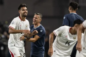 Pesepak bola Timnas Indonesia Jens Raven (kiri) berselebrasi bersama Pelatih John Herdman (kedua kiri) usai membobol gawang Kamboja pada pertandingan Grup A ASEAN Championship atau Piala AFF 2026 di Stadion Gelora Pakansari, Kabupaten Bogor, Jawa Barat
