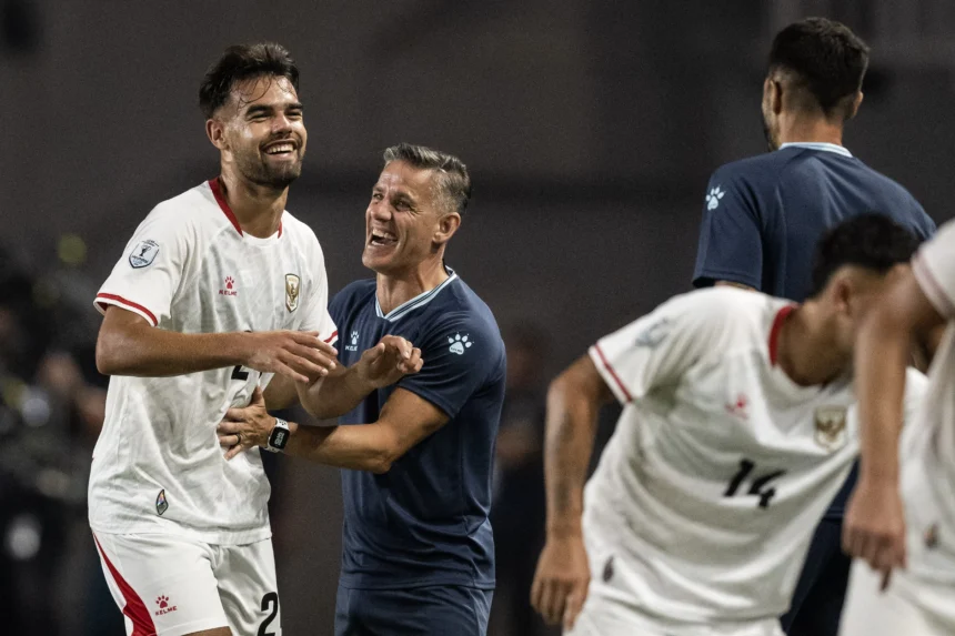 Pesepak bola Timnas Indonesia Jens Raven (kiri) berselebrasi bersama Pelatih John Herdman (kedua kiri) usai membobol gawang Kamboja pada pertandingan Grup A ASEAN Championship atau Piala AFF 2026 di Stadion Gelora Pakansari, Kabupaten Bogor, Jawa Barat