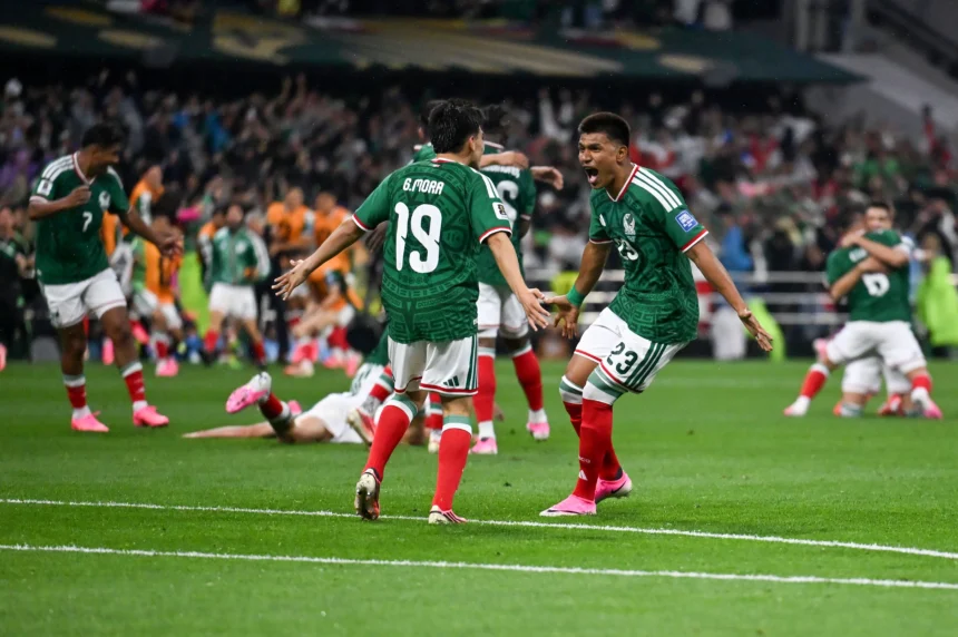 Pesepakbola Timnas Meksiko Jesus Gallardo (kanan) dan Gilberto Mora (kiri) berselebrasi bersama rekan-rekan mereka usai membobol gawang Timnas Ekuador dalam pertandingan 32 besar Piala Dunia 2026 di Stadion Azteca