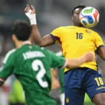 Pesepak bola Timnas Ekuador Jordy Caicedo (kanan) mengontrol bola dengan dibayangi pesepakbola Timnas Meksiko Jorge Sanchez (kiri) dalam pertandingan 32 besar Piala Dunia 2026 di Stadion Azteca, Mexico City, Meksiko