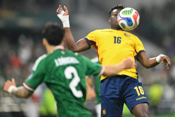 Pesepak bola Timnas Ekuador Jordy Caicedo (kanan) mengontrol bola dengan dibayangi pesepakbola Timnas Meksiko Jorge Sanchez (kiri) dalam pertandingan 32 besar Piala Dunia 2026 di Stadion Azteca, Mexico City, Meksiko