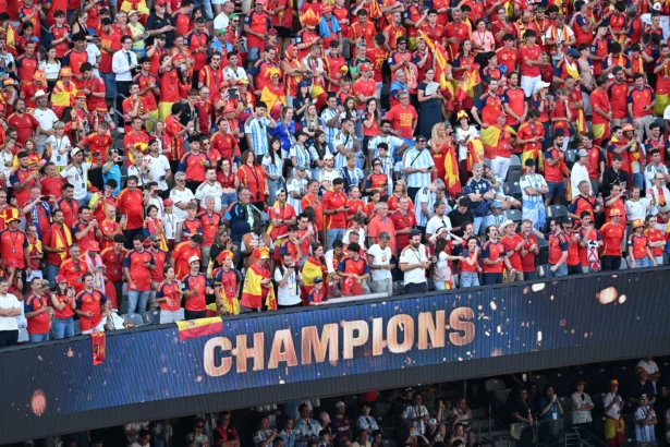 Sejumlah suporter Tim Nasional Spanyol berselebrasi usai kesebelasan negara mereka menjuarai Piala Dunia 2026 di Stadion New York New Jersey, Amerika Serikat