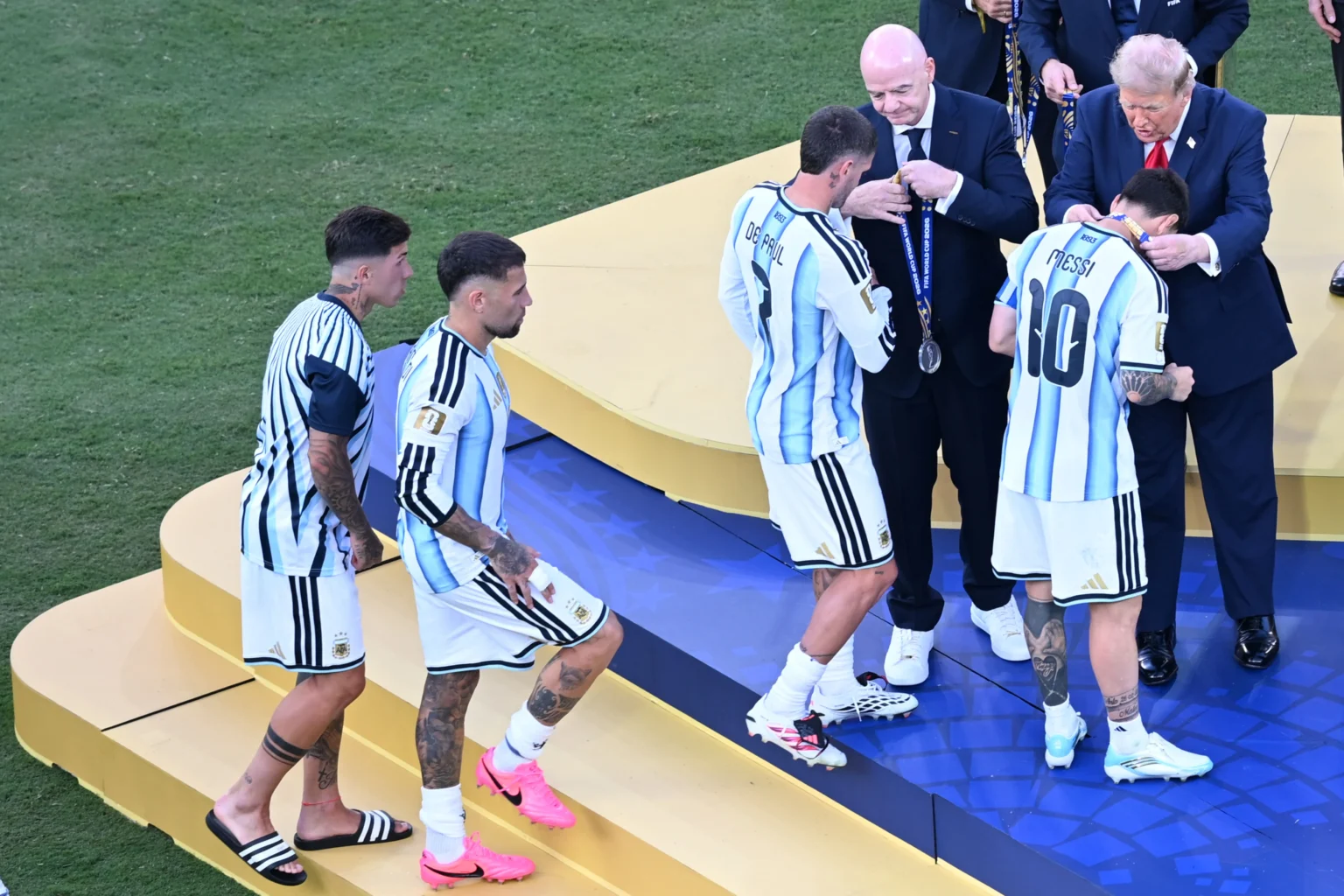 Presiden Amerika Serikat Donald Trump (kanan) dan Presiden FIFA Gianni Infantino (ketiga kanan) memberikan medali juara kedua Piala Dunia 2026 kepada kapten Timnas Argentina Lionel Messi (kedua kanan) dan rekan-rekannya di Stadion New York New Jersey, Amerika Serikat,